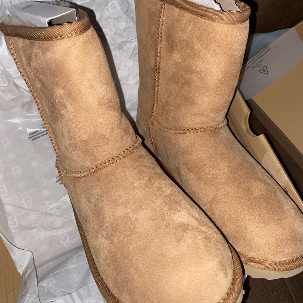 Brand new Ugg size 6-Chestnut